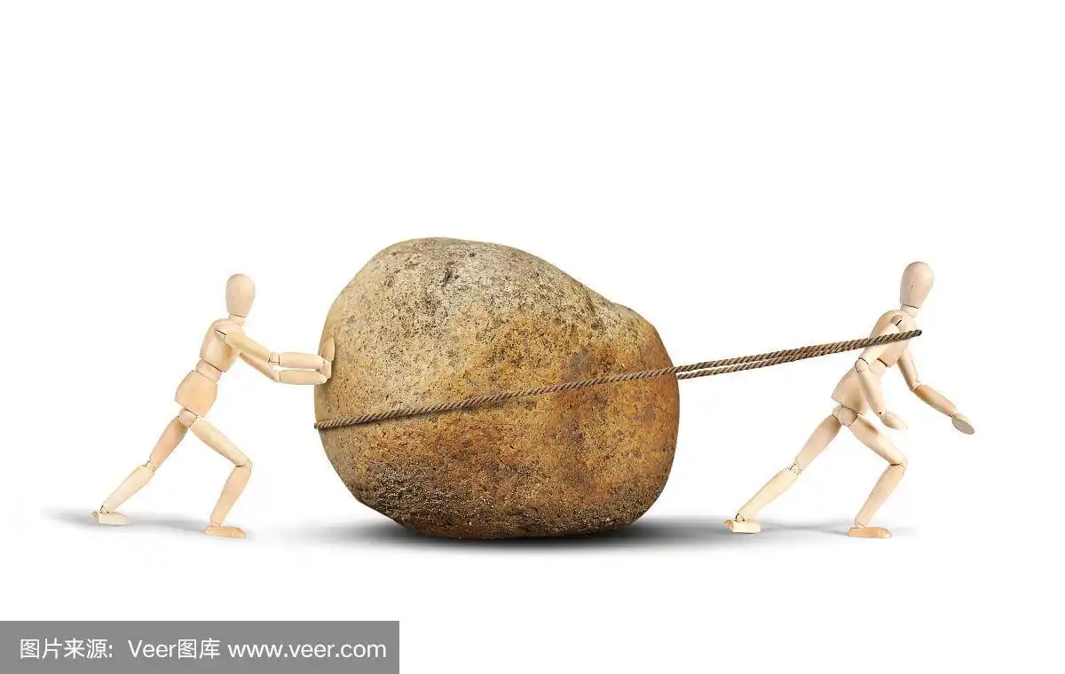 两个人拖着一块大石头