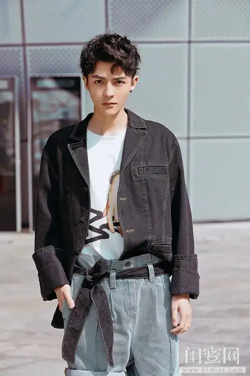 管栎首次亮相首尔时装周十二星宿风之少年再攀时尚新峰