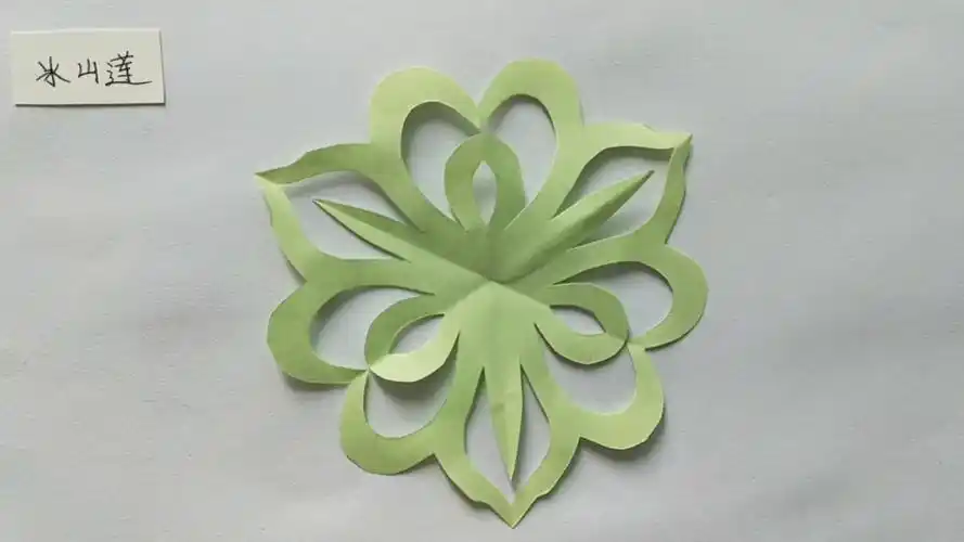 手工剪纸三折剪出带有爱心的窗花