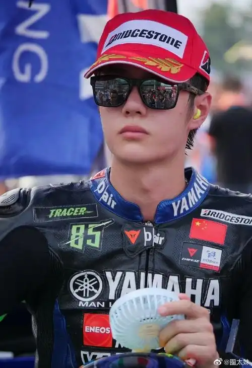 王一博开赛车路透#无所谓,我会在任何时候都想念我的tracer85老公