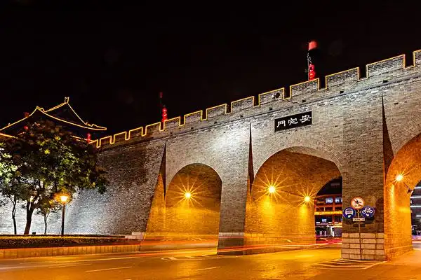 西安城墙西门安定门城墙城门夜景_全景网