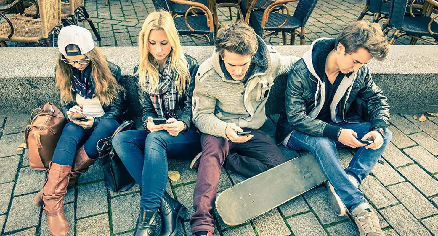 电话铃响起来的时候,三位新派俄罗斯人正坐在一间桑拿室里.