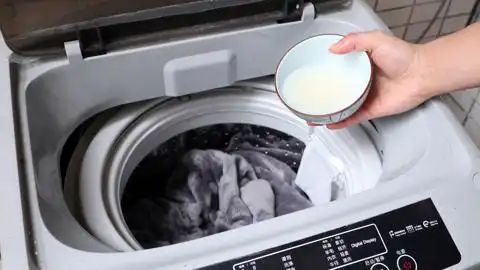 洗衣服时,洗衣机里倒一碗,脏衣服洗完跟新的一样,办法太好了