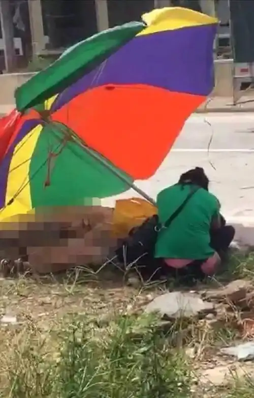 从村民提供的视频可以看到,妇女和小孩直接被撞飞后被碾压,骑车的老人