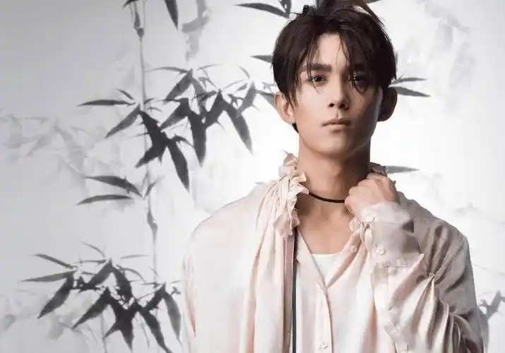 吴磊化身翩翩公子,一身古风穿搭挥洒魅力,书生气质令人垂涎_白色_项圈