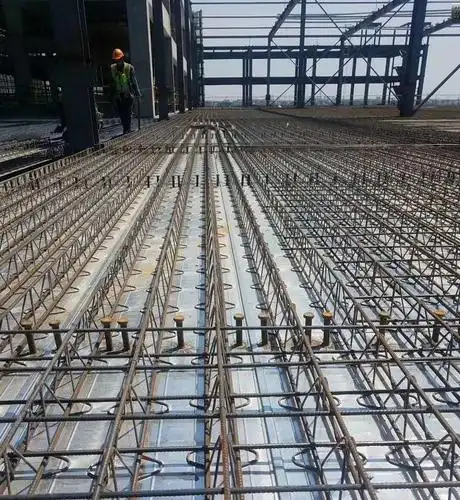 钢筋桁架楼承板现场安装图片