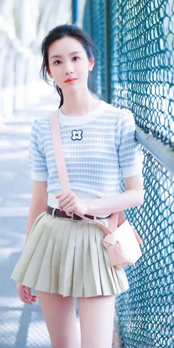 陈都灵学院风壁纸写真,身穿针织毛衣搭百褶裙,满满的初恋味道