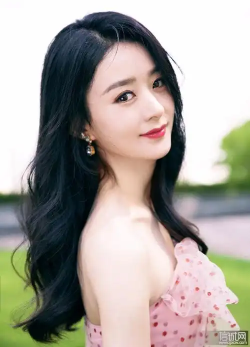 赵丽颖粉色波点裙造型:丛绿中一抹鲜粉色,缀满春天少女气