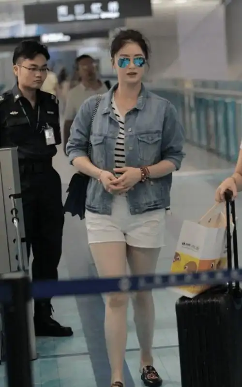 39岁蒋欣胖得真自信!