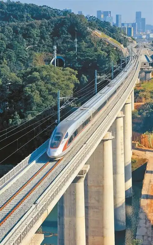 赣深高铁10日通车.图为试运行的"复兴号"动车.