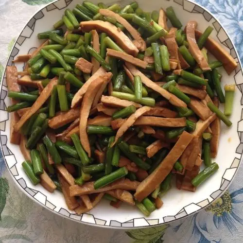 橘桔做的蒜薹香干(蒜苔)