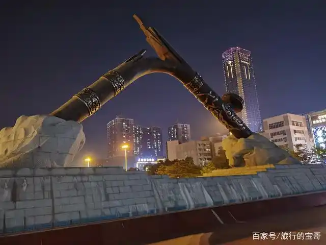 位于东莞虎门镇中心的太平广场上的一个地标很壮观