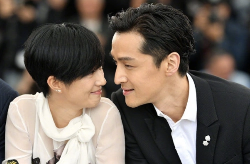 胡歌桂纶镁近距离对视这碗82年的老蜂蜜太甜了