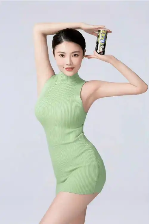 付豪喊话美女徐冬冬举椰汁,相貌漂亮身材傲人,散发成熟女性魅力_1_cba