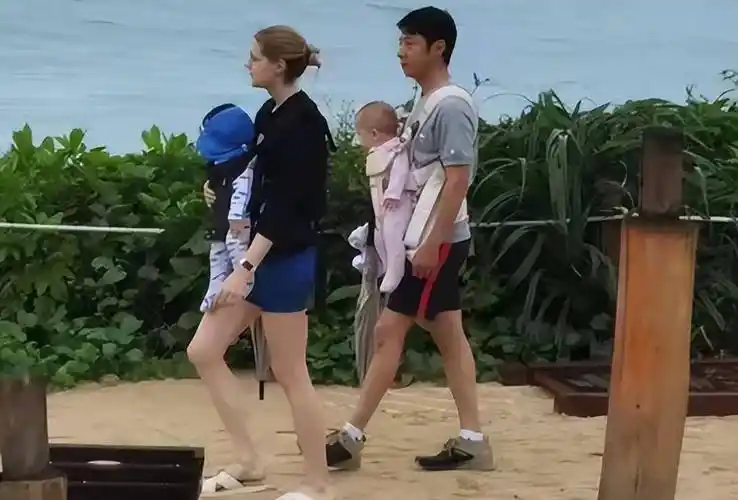 好了,今天的分享就到这里.看到撒贝宁一家四口逛庙会,你是怎么想的?