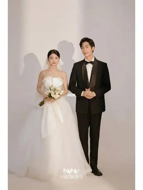 北京婚纱照推荐72室内简约光影婚纱照