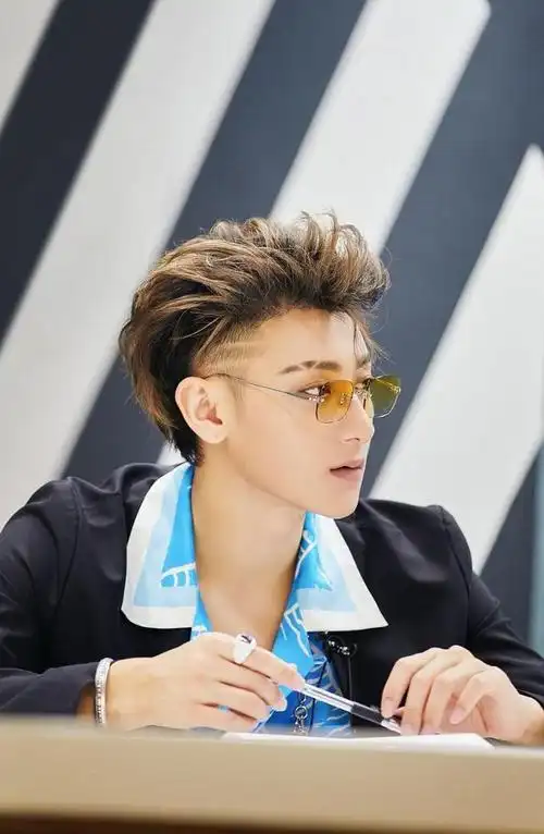 《创造营2020》黄子韬穿搭潮范十足 在线"心脏狙击"