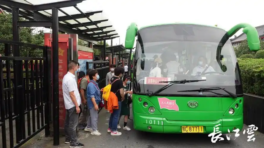 车运送游客(湖北广电融媒体记者 赵龙文 十堰台 许海芳 武当山融媒体