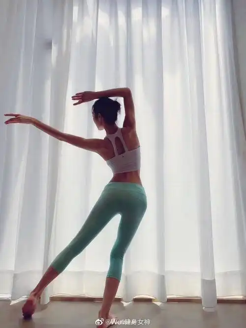 瑜伽女神高难度动作秀性感身材 曲线迷人太完美