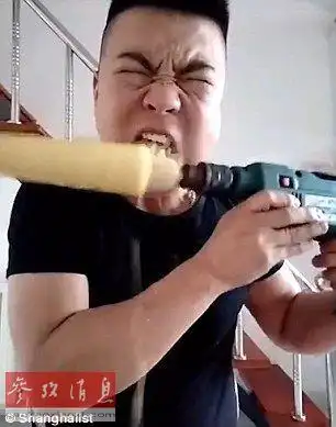 男子用电钻10秒啃完玉米 铁齿铜牙玉米男