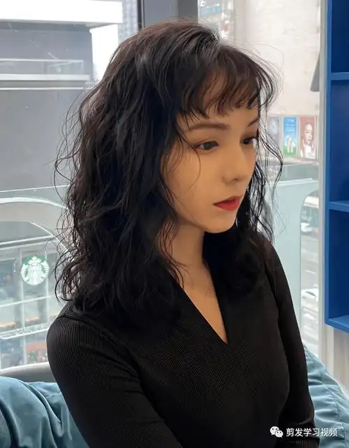 "2023新年锁骨发,这样烫超级减龄"_发型_都会_网络