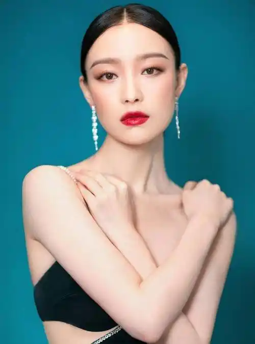 原创倪妮高级感满满紧靠4根绳固定礼服一般人不敢尝试