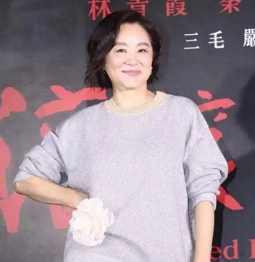 林青霞骨子里都是高级感,穿针织衫配半身裙亮相,气质有多高贵?