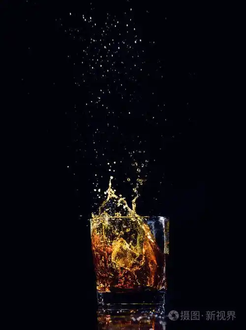 黑色背景上有飞溅的威士忌
