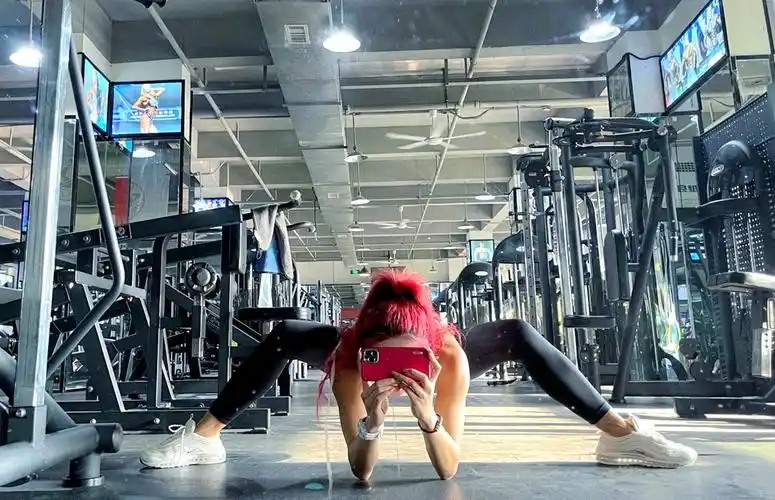 95后健身教练陈莹莹一年夺8冠却称依旧独自走在寻找自己的路上