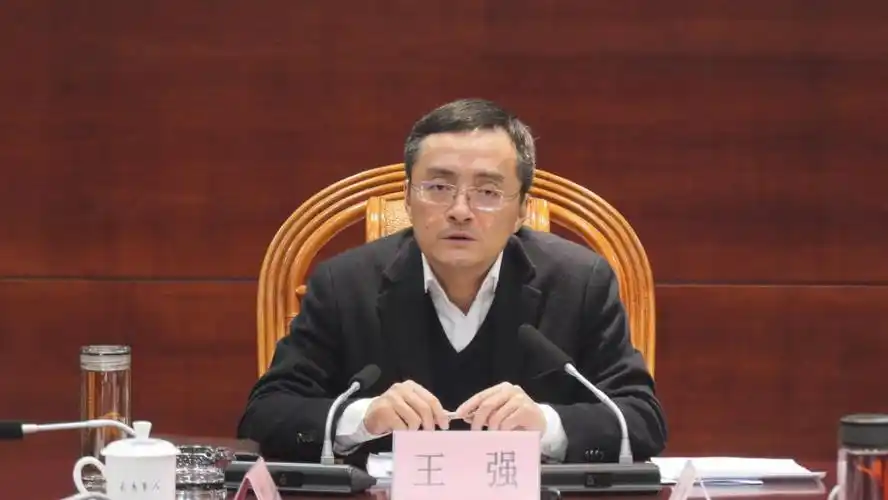 王强主持召开县城市规划建设管理座谈会