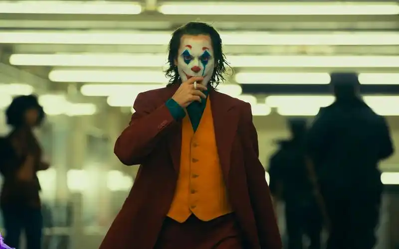【极致4k60帧修复,全站最强画质】《小丑》小丑的悲惨一生,人都是被逼