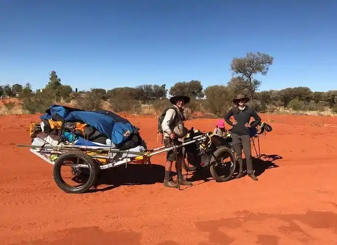 澳大利亚父母带1岁女儿徒步旅行