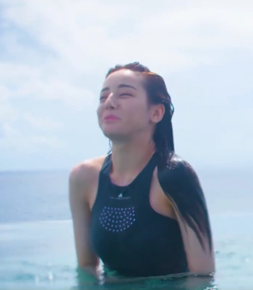迪丽热巴终于敢穿一次,穿泳装站清水里,透出她的腿围,差距不是一点点_
