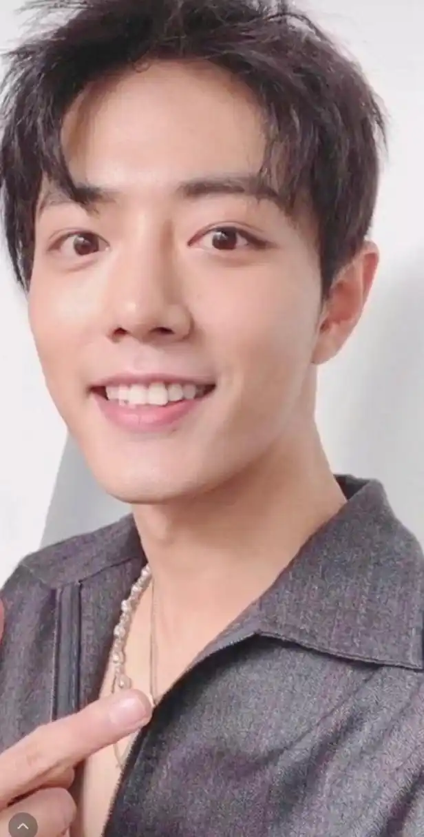 肖战素颜自拍的五官还是那么好看,尤其是现实生活中看不到的眼睛