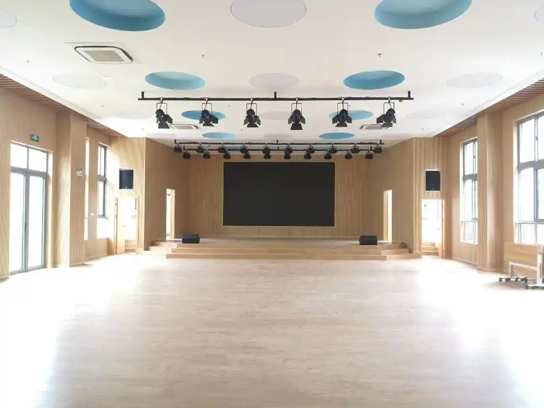 功能厅阶梯式舞台,孩子们展现自我的平台教/室/内/环/境来源:云翔幼儿