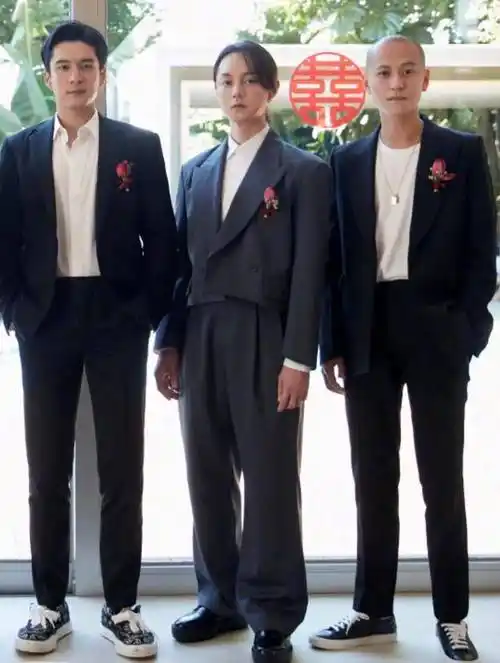 王彦霖伴郎团颜值差距大,23岁王鹤棣蓝发帅气,35岁尹正发量堪忧_杨洋