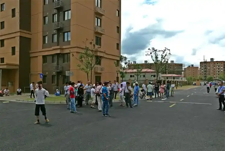 佘北家园紫鹃苑小区内,经常聚集一些不明身份的外来人员,或生拉硬拽