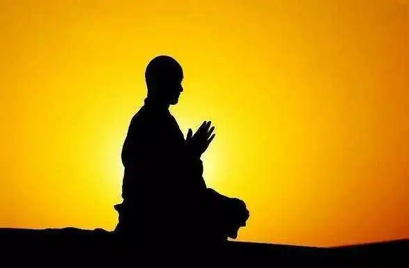 夜半,老和尚请朱元璋参禅,朱元璋拔剑出鞘:我要取你项上人头