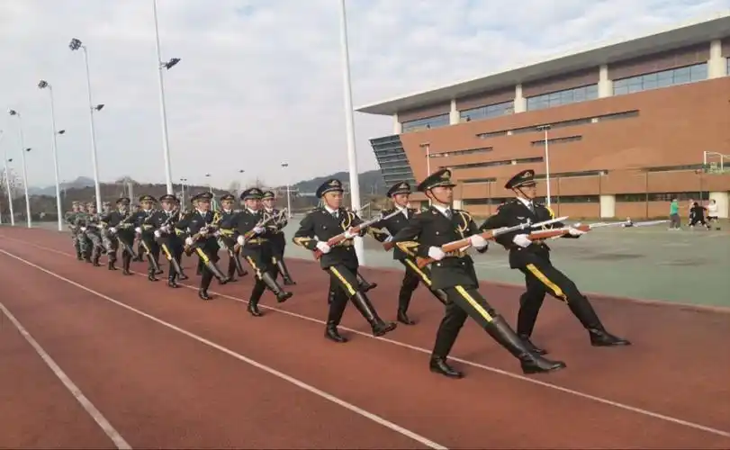 英姿煞爽"国旗班"-遵义医药高等专科学校