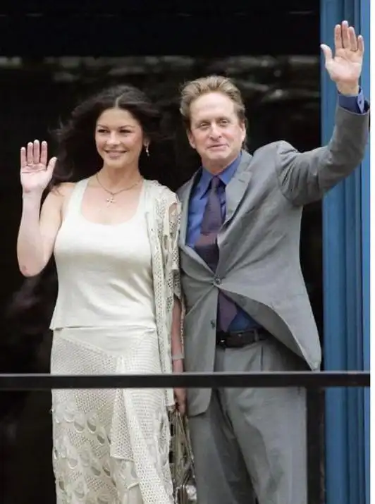 泽塔琼斯与道格拉斯的婚姻之道:岁月无情,但爱情永恒 凯瑟琳·泽塔