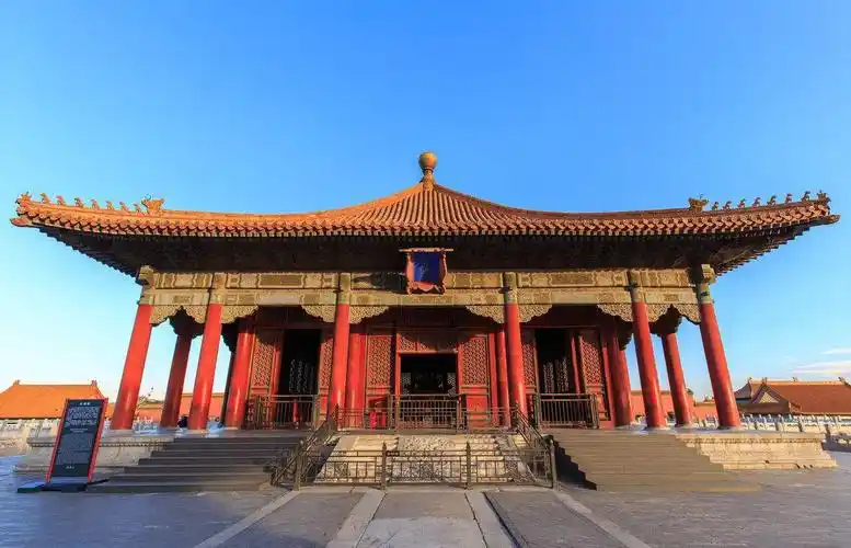 中和殿,皇帝有事去太和殿之前,到这休息,接受大臣的朝拜.