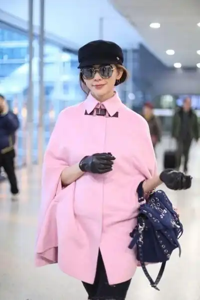 43岁林志玲穿粉色斗篷大衣现身机场,总感觉哪里不对却又说不上来