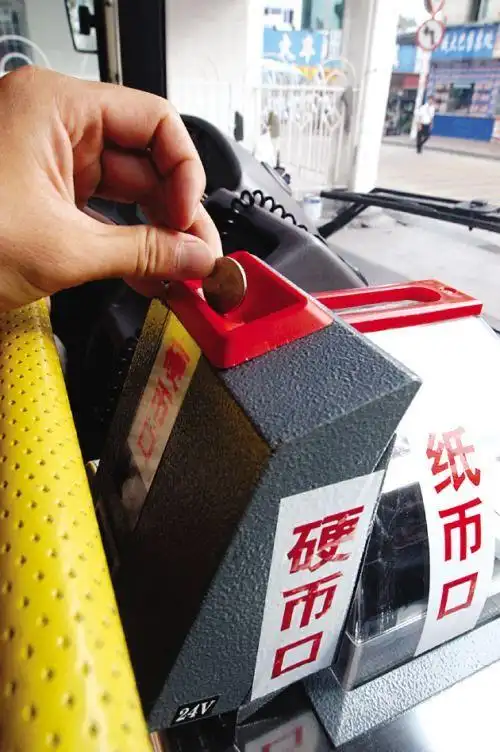 公交车快被坐亏本了看看投币箱里都有啥点钞人员都气哭了