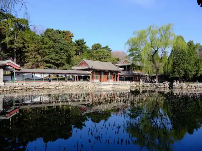 早晨游人稀少的颐和园谐趣园