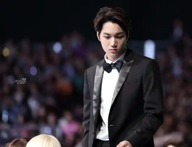 金钟仁ins更新怪照独特滤镜加持脸基尼成功抢镜