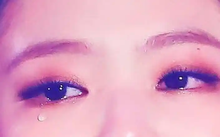 jennie在演唱会上哭了!然而黑粉竟然连别人演唱会感动哭都要黑.