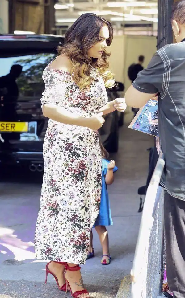 英国伦敦,富二代名媛塔玛拉·埃克尔斯通怀抱萌娃现身.