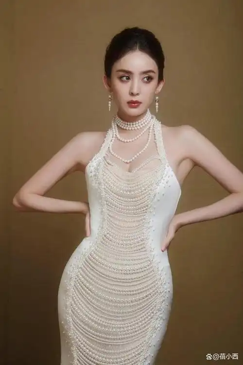 "古力娜扎"身材真丰腴!穿珍珠露背裙差点"撑爆",性感又迷人