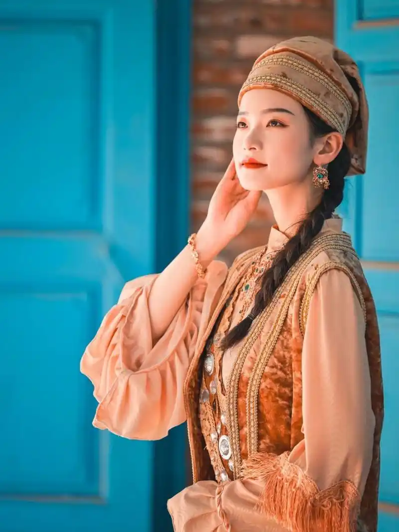 1805年塔塔尔传统服饰 96塔塔尔族简介: 塔塔尔族聚居于新疆的伊宁