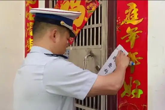 开福大队防火监督员在该工厂出入大门加贴封条.